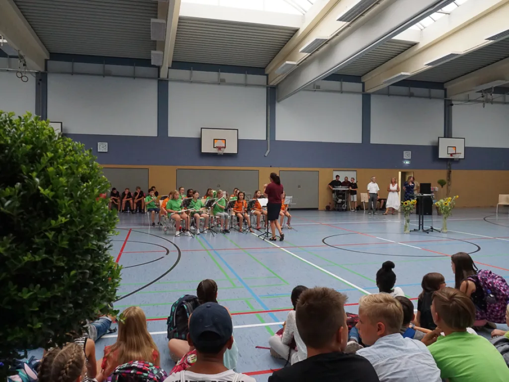 Blick über die Halle auf das Orchester.